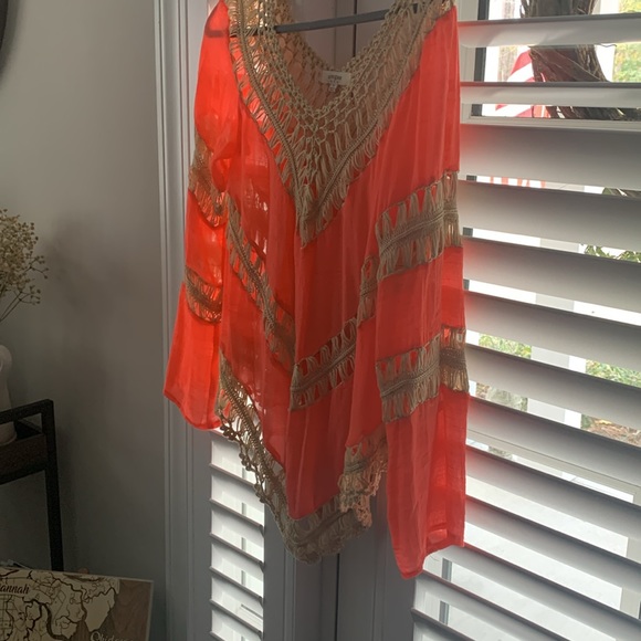 Umgee brand beautiful tunic with crotchet design and flowing sleeves and bottom - Picture 3 of 4